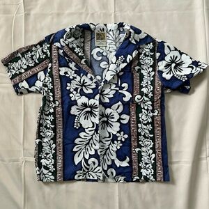 Winnie Fashion Blue White Hawaiian Button Up Vacation Shirt Size Small 6